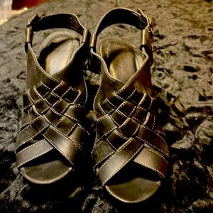 Woman’s Shoes—great looking and so very comfortable—very little wear!!